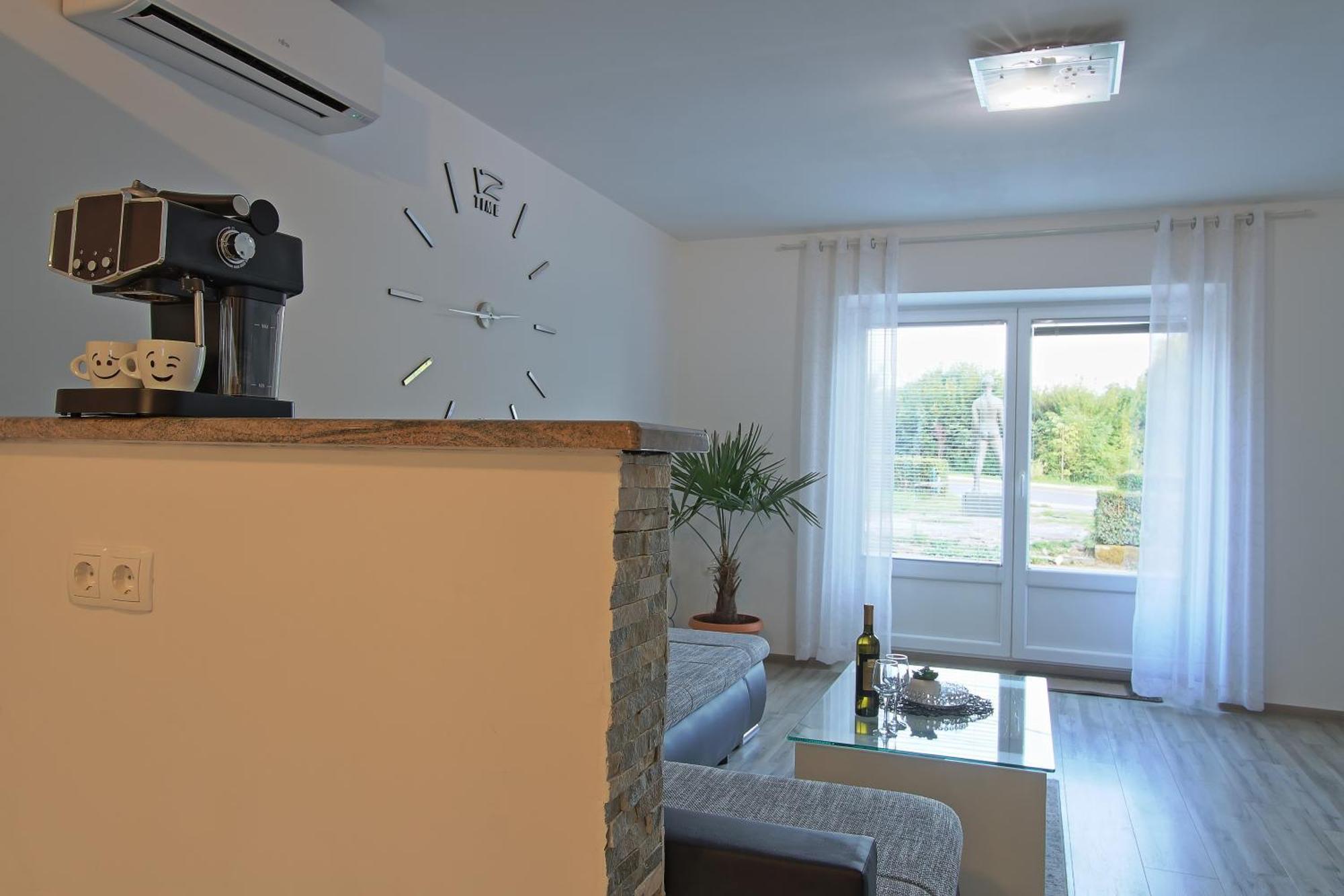 Guesthouse L&K Brinje エクステリア 写真