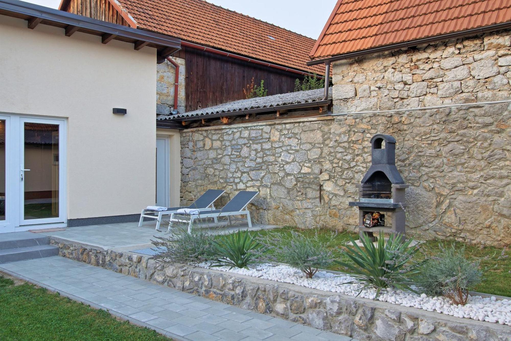 Guesthouse L&K Brinje エクステリア 写真